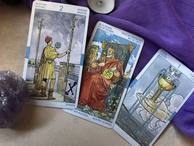 Billede af tarotkort lagt ud på et bord.